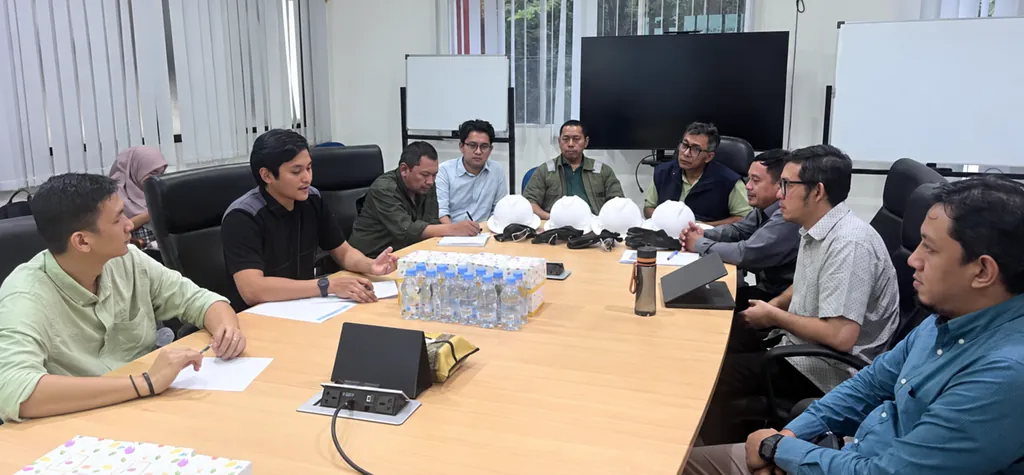 Client and contractor representatives in discussion around a meeting table during a performance review.